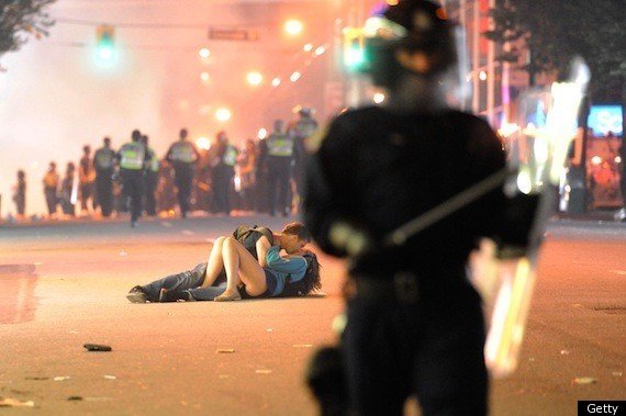Couple during Vancouver riots 2011.jpg