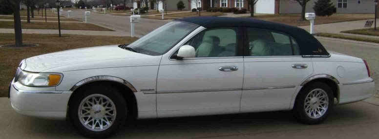 1998 Lincoln Signature Town Car.jpg
