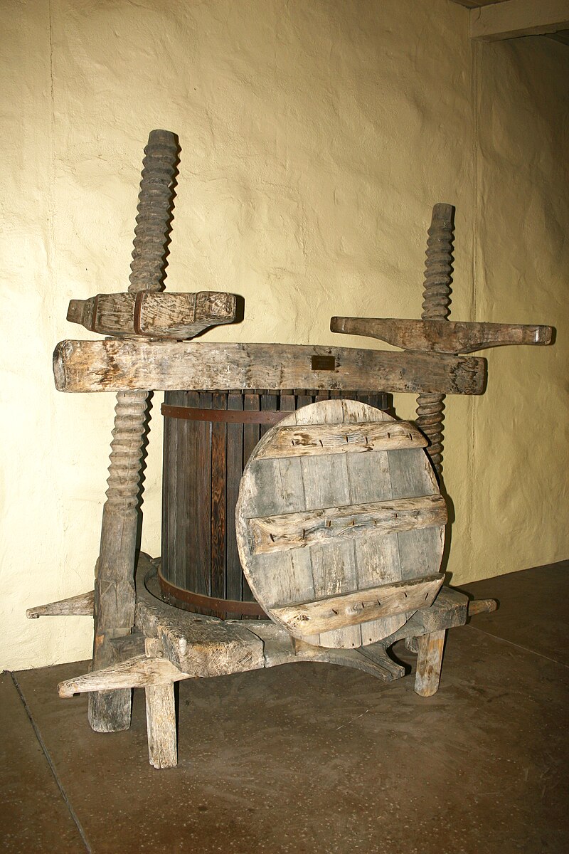 800px-Wine_press_from_16th_century.jpg