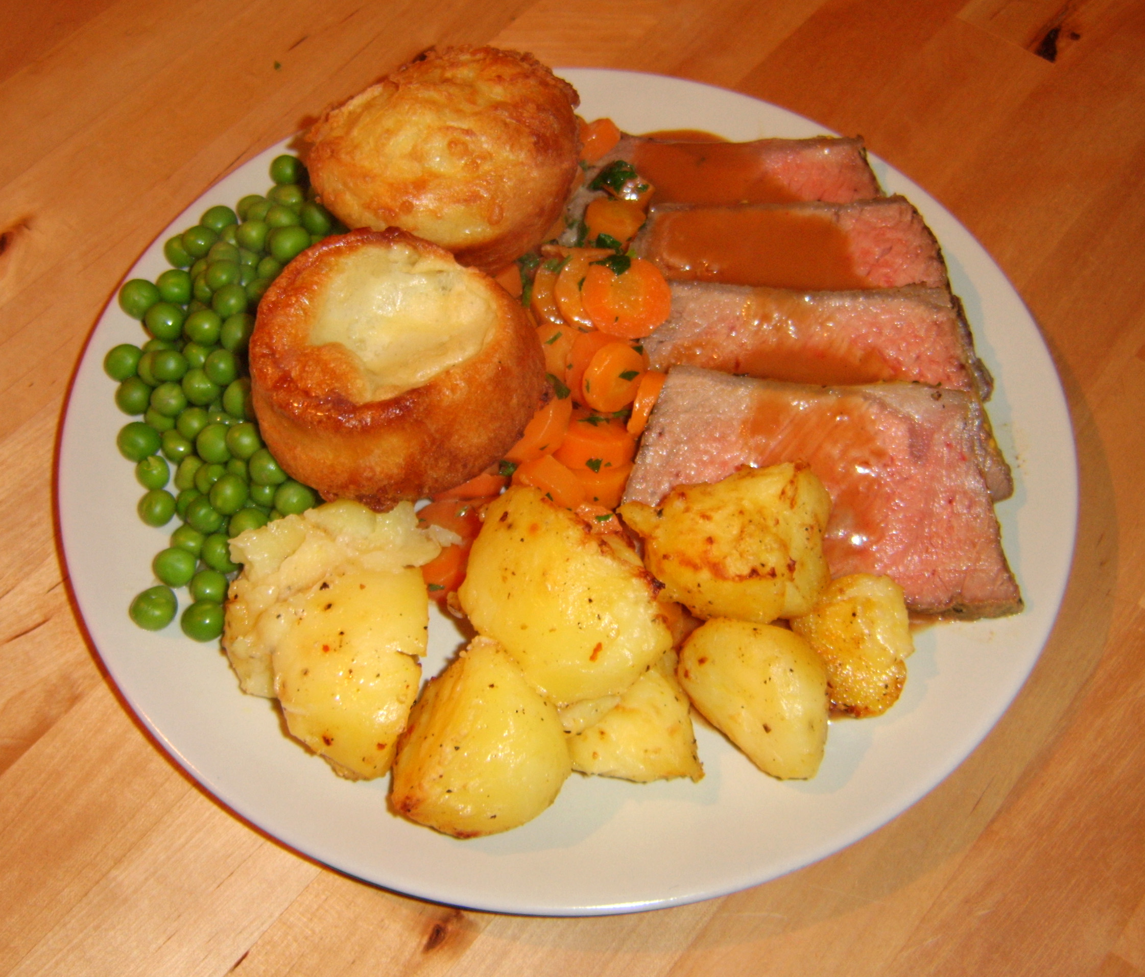 Roastbeef_with_yorkshire_puddings.jpg
