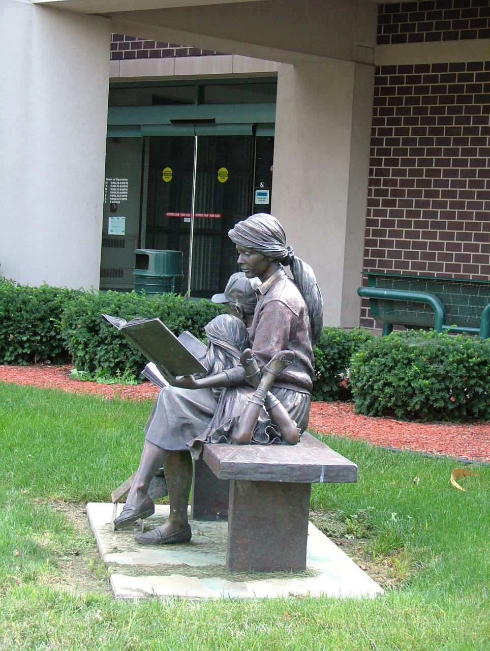 Danville_Public_Library_(Illinois)_statue.png