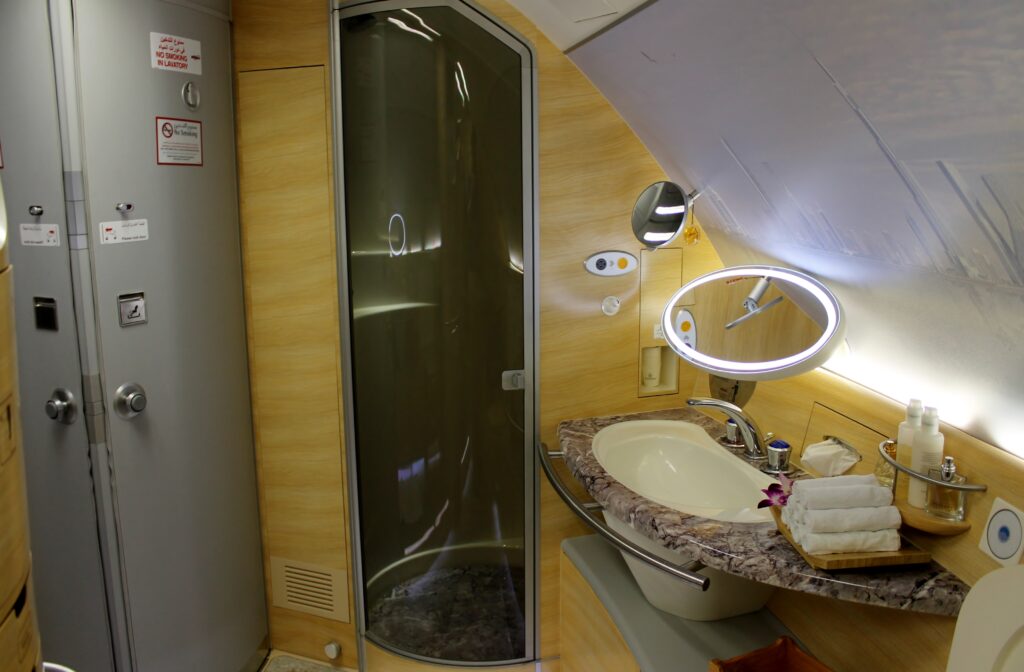 The-shower-in-Emirates-First-Class-on-the-Airbus-A380-01-1024x672.jpg