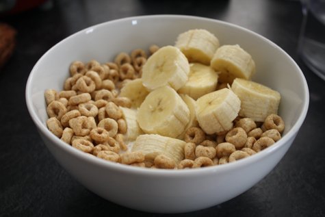 breakfast-cheerios-and-banana1.jpg