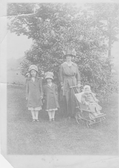 1919 Jessie Alice Mom and Lil.jpg
