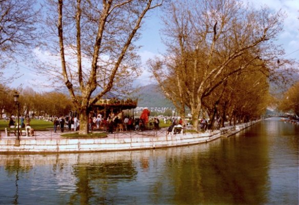 Annecy lakefront.jpg