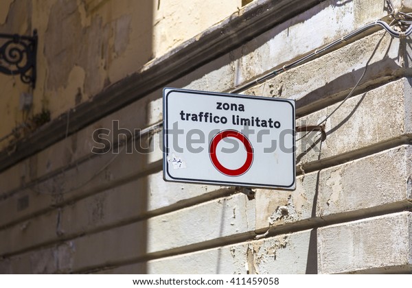 italian-zona-traffico-limitato-limited-600w-411459058.jpg