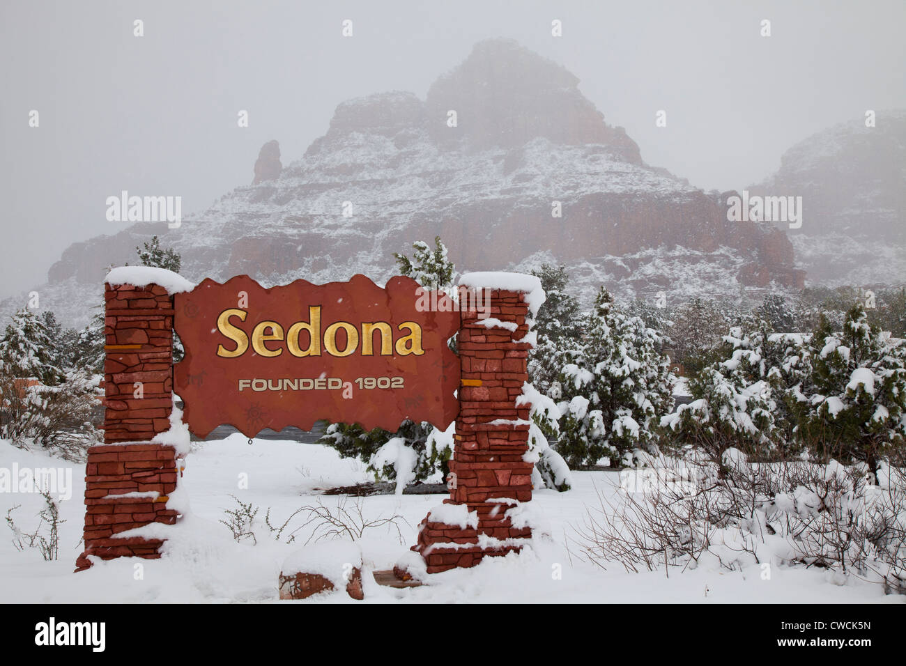 winter-snow-on-the-welcome-sign-sedona-arizona-CWCK5N.jpg