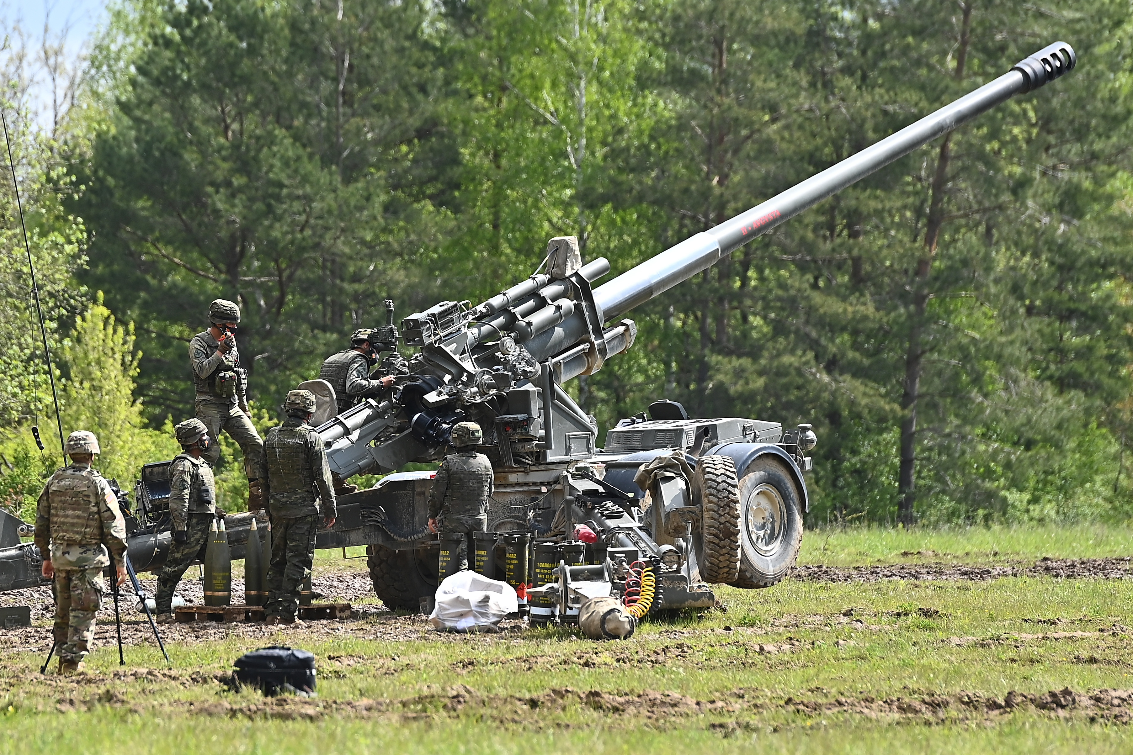 soldiers-operate-m777-howitzer.jpg