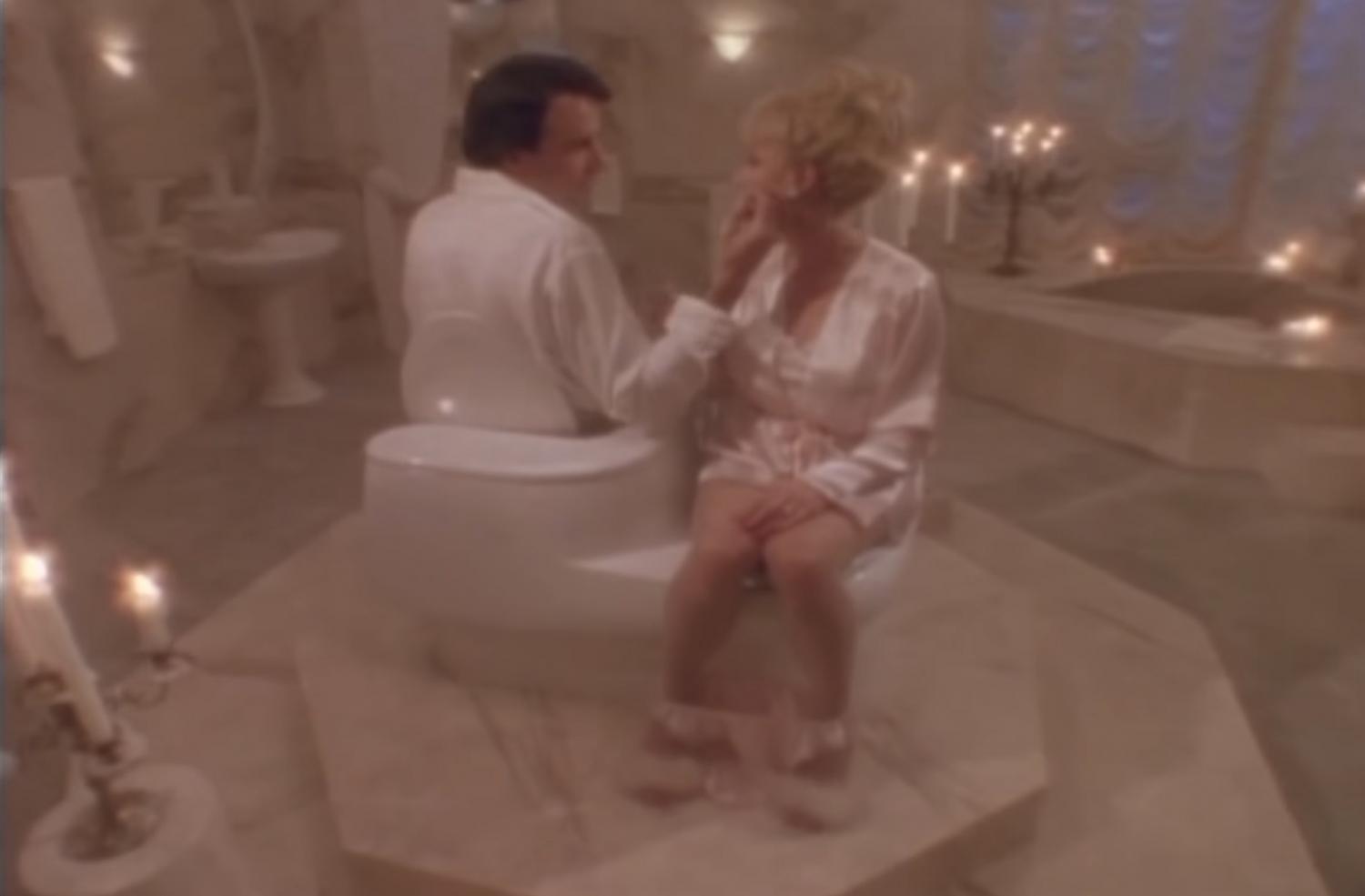 this-double-toilet-for-lovers-lets-couples-poo-at-the-same-time-8637.jpg
